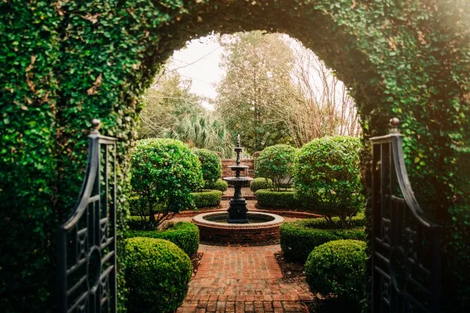 Jardin labyrinthe et fontaine