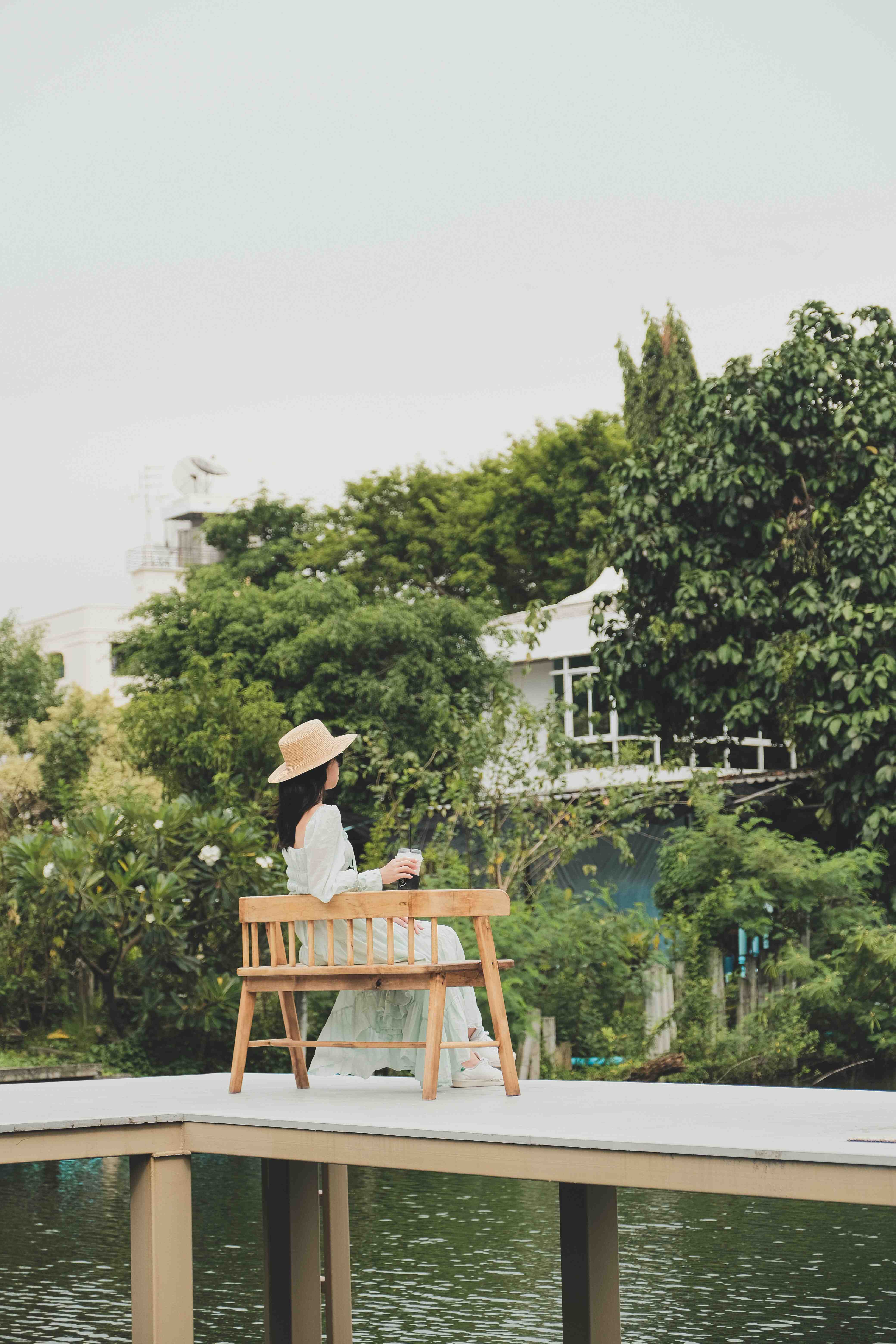 Femme assise sur un banc