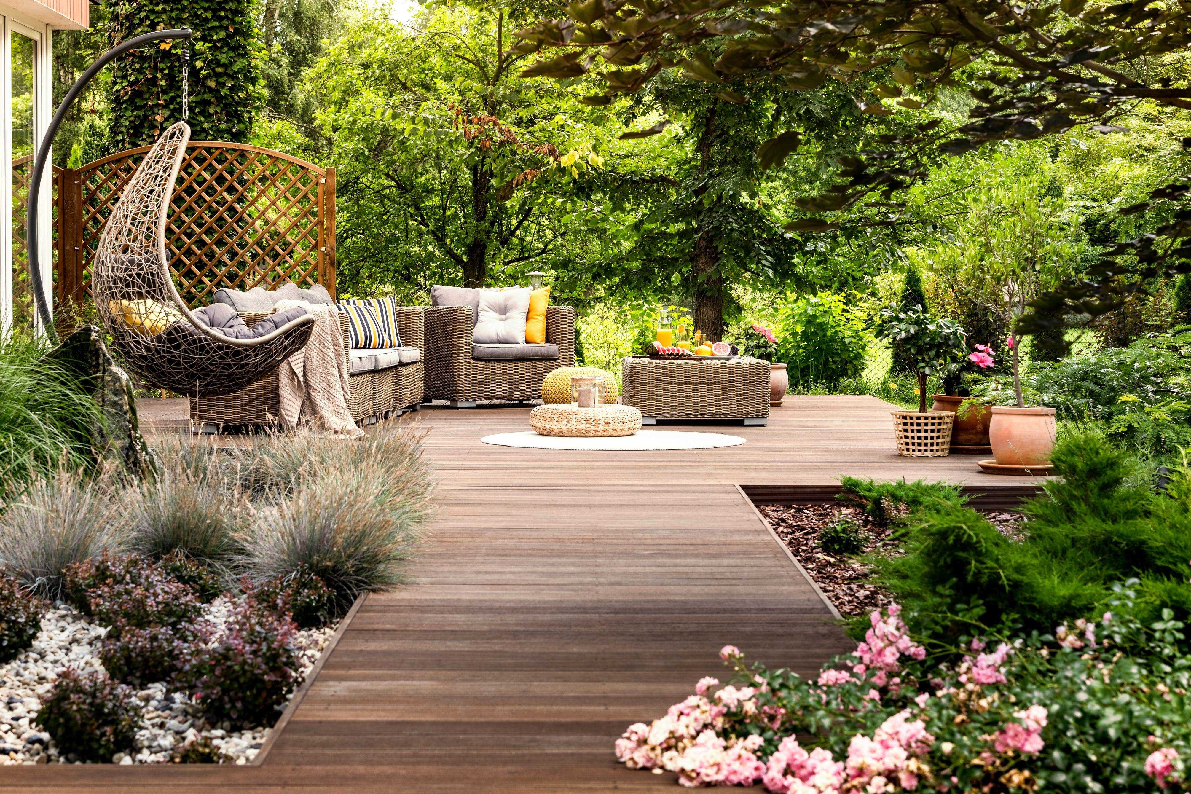 Terrasse en bois fleuris